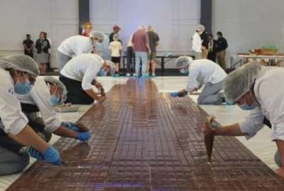 Nuestro pa&iacute;s prepar&oacute; la barra de chocolate m&aacute;s grande del mundo, obteniendo un nuevo R&eacute;cord Guinness.