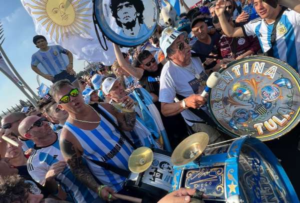'Banderazo' argentino llama la atenci&oacute;n de todos en Qatar