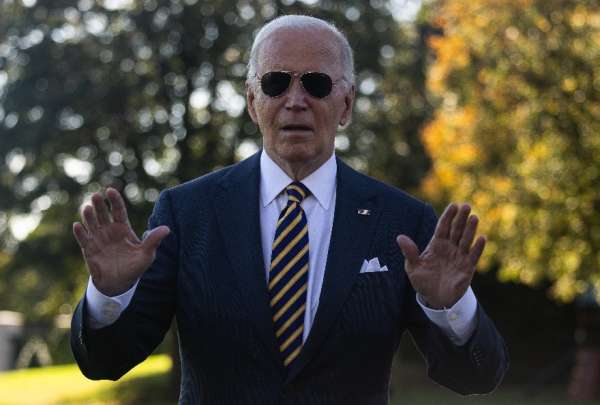Joe Biden intent&oacute; criticar la ret&oacute;rica del comediante Tony Hinchcliffe, pero su comentario desata una ola de reacciones.