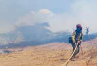 Los bomberos trabajan con 128 efectivos y 45 vehículos para sofocar los incendios.