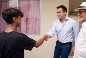 El presidente Daniel Noboa recorri&oacute; el plan habitacional de La Prosperina