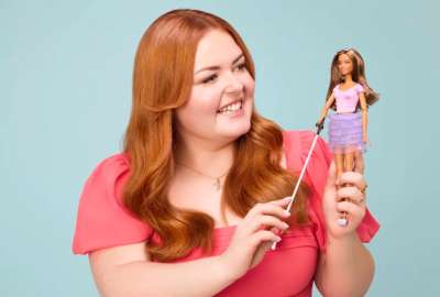 La compañía de juguetes Mattel lanzó al mercado la primera Barbie ciega de la historia.