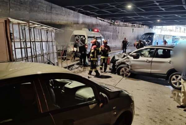 Dos veh&iacute;culos colisionaron al interior del t&uacute;nel de San Diego.