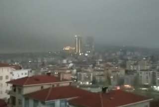 Espesa nube negra cubri&oacute; el cielo de Estambul