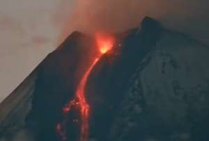 Volc&aacute;n Sangay expuls&oacute; lava en la noche y fue visible a distancia