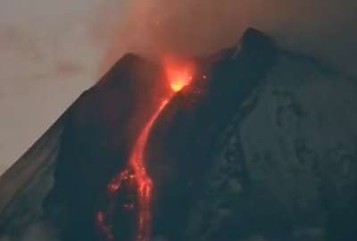 Volcán Sangay expulsó lava en la noche y fue visible a distancia