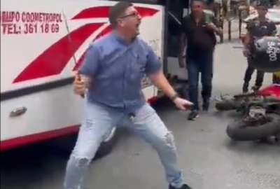 La pelea entre un motociclista y un conductor de autob&uacute;s se hizo viral en redes sociales. 