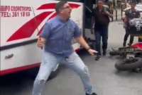 La pelea entre un motociclista y un conductor de autob&uacute;s se hizo viral en redes sociales. 