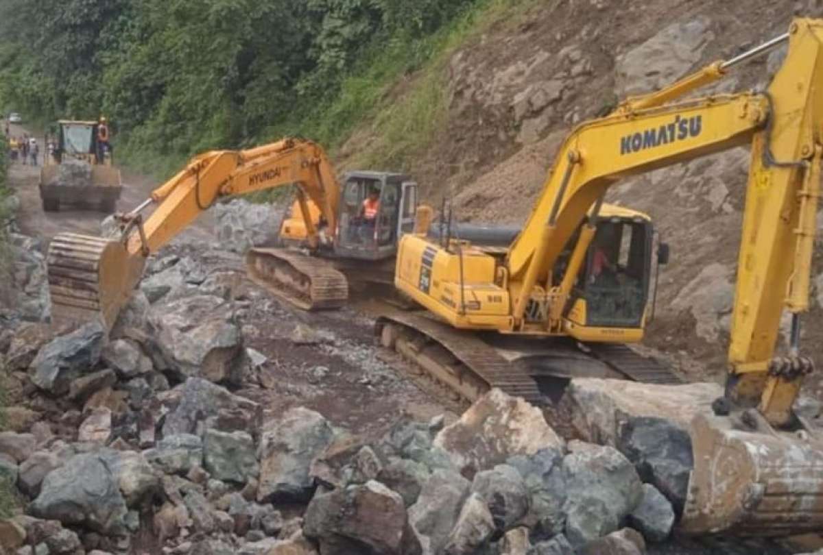Se realizan trabajos de limpieza en la v&iacute;a Al&oacute;ag- Santo Domingo.