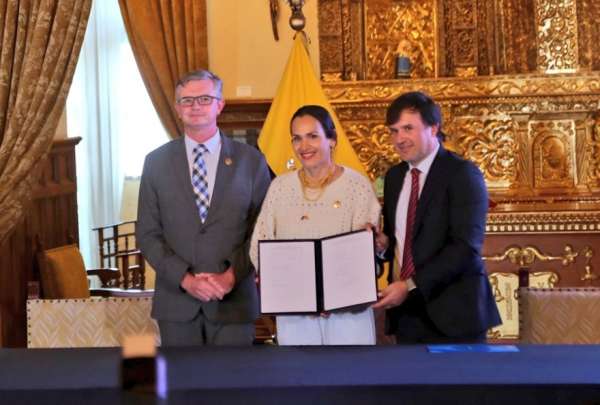 De izq. a der. Juan Carlos Vega, ministro de Econom&iacute;a y Finanzas; Ines Manzano, ministra (e) de Energ&iacute;a y Minas y Eduardo Mora, representante del consorcio Cobra, en la firma de la adenda.