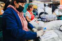 El MIES envió a psicólogos y trabajadores sociales para atender a las familias afectadas y damnificadas por el deslizamiento de tierra. Se cumple con asistencia humanitaria y psicosocial.