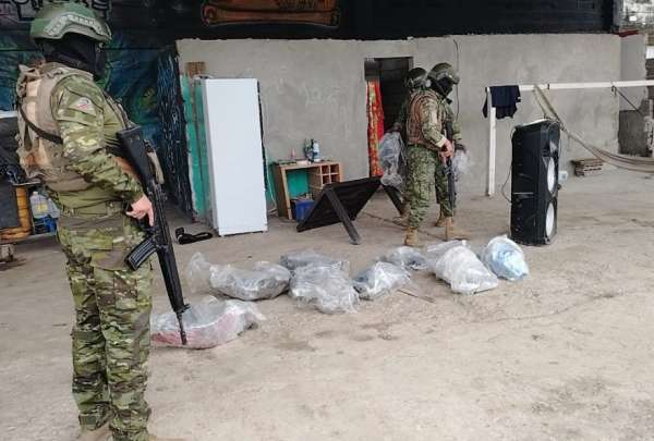 Militares realizan inspecciones en inmuebles en Pascuales, Guayaquil. 