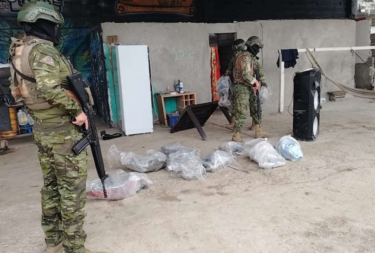Militares realizan inspecciones en inmuebles en Pascuales, Guayaquil. 