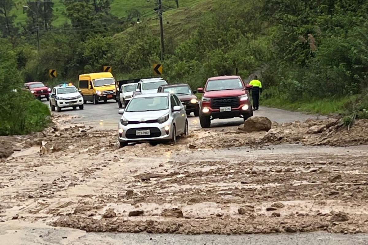 En la vía Cuenca-Girón-Pasaje se registró un deslizamiento de lodo. 