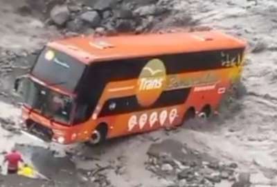 El bus de la cooperativa TransEsmeraldas qued&oacute; atrapado en medio de la corriente.