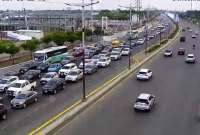 En la vía a Samborondón se reportó una alta carga vehicular.
