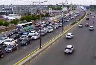 Se registr&oacute; fuerte congesti&oacute;n vehicular en la v&iacute;a a Samborond&oacute;n por alerta de artefacto explosivo