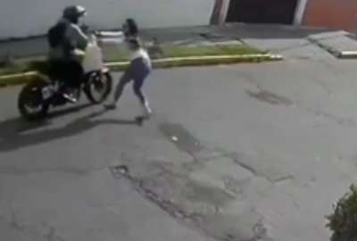 La Polic&iacute;a encontr&oacute; al antisocial tendido en el suelo. La moto que utilizaba estaba incendiada.