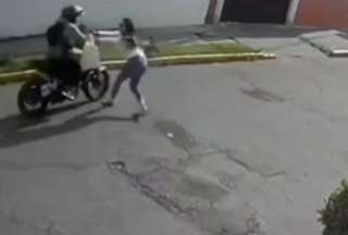 En Quito, mujer derrib&oacute; a un antisocial de su moto luego de que le robara