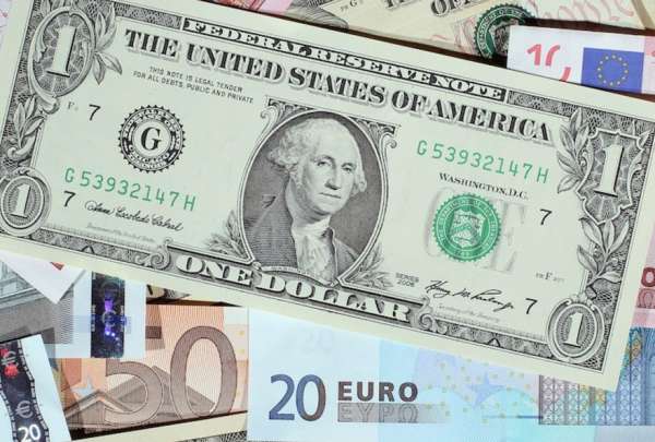 La paridad de ambas divisas est&aacute; cada vez m&aacute;s cerca.