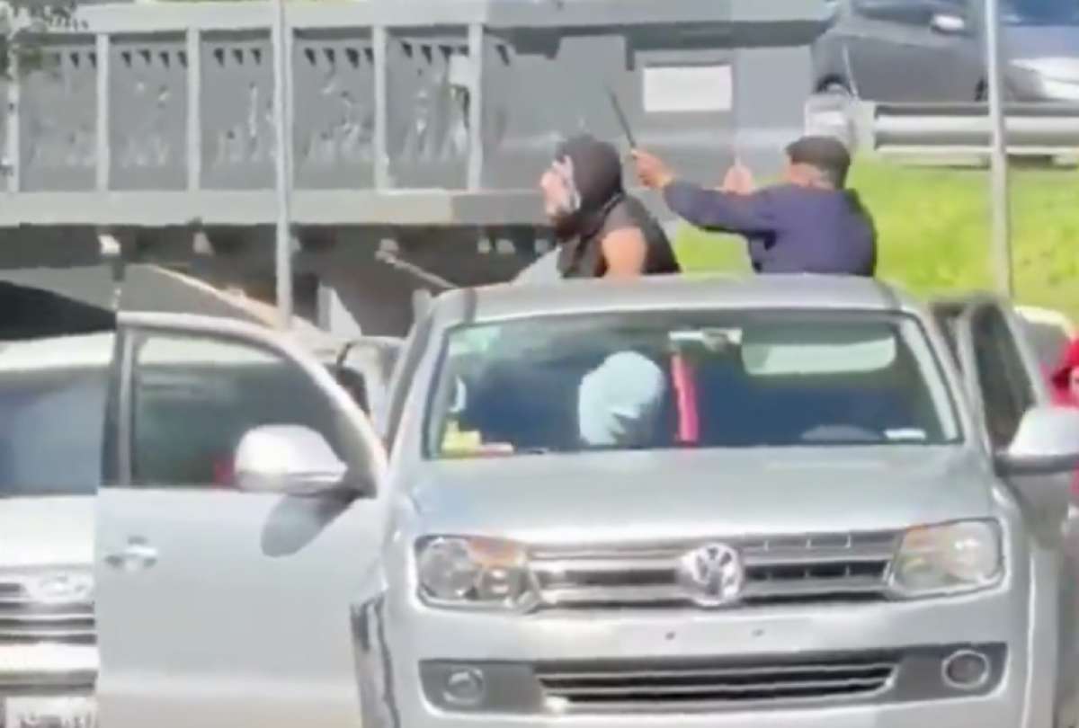 En Argentina, hinchas de Estudiantes y el Gimnasia de La Plata se enfrentaron con armas blancas y de fuego.
