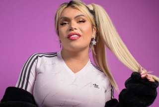 &iquest;Gemelas? Mesera confunde a Wendy Guevara con Karol G