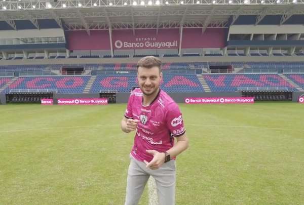 Mart&iacute;n Anselmi, durante su presentaci&oacute;n en el estadio de Independiente del Valle
