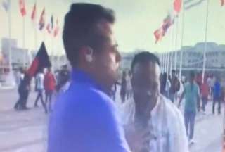 Periodista empuja en vivo a un fan&aacute;tico en Qatar