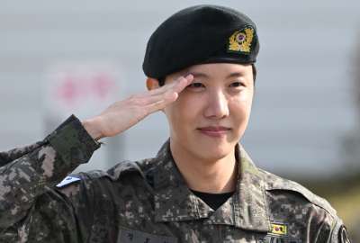 El artista agradeció el apoyo de sus fanáticos y exaltó el sacrificio de los soldados, tras ser dado de baja en la base militar de Wonju.