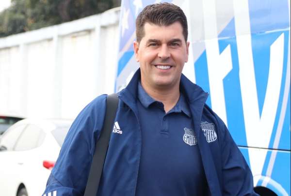 Hincha de Emelec se burl&oacute; del DT Ismael Rescalvo frente a &eacute;l