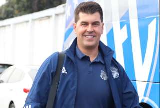 Hincha de Emelec se burl&oacute; del DT Ismael Rescalvo frente a &eacute;l