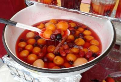 La fanesca dulce se elabora con 12 frutas diferentes, entre ellas, manzana, pera, durazno, mora, capul&iacute; y otras.