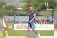 El futbolista de 35 años, Enzo Pittau, sufrió un paro cardiorrespiratorio en pleno partido del Torneo Federativo en Chaco, Argentina. La falta de ambulancia agravó la emergencia.