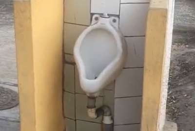 Un grupo de ciudadanos instal&oacute; un urinario en la v&iacute;a p&uacute;blica de Guayaquil
