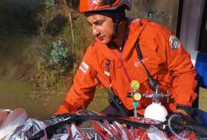 Bombero atiende al herido. 