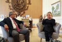 Patricio Carrillo, ministro del Interior, se reunió con Cynthia Viteri, alcaldesa de Guayaquil.