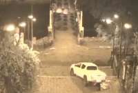 La Empresa Pública de Movilidad de Cuenca procedió con la detención del conductor de la camioneta que descendió por las escalinatas.