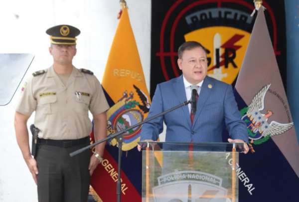El ministro del Interior, Juan Zapata, se refiri&oacute; al polic&iacute;a que aparece en un video junto al cabecilla de Los Choneros.
