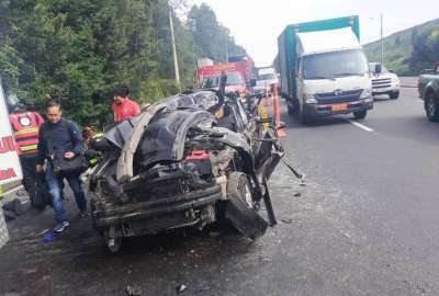 Uno de los veh&iacute;culos result&oacute; destrozado luego del impacto registrado en este siniestro de tr&aacute;nsito en la av. Sim&oacute;n Bol&iacute;var.