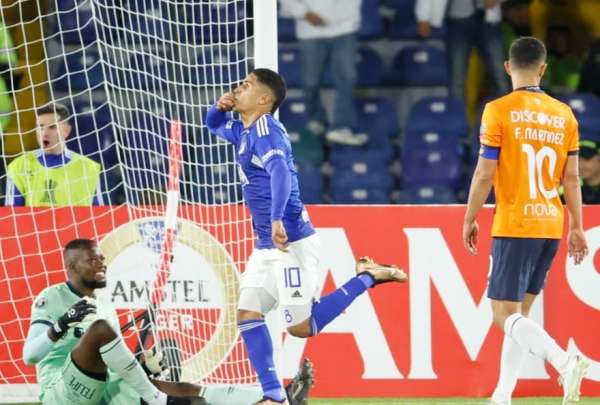 Daniel Cata&ntilde;o (centro) festeja el segundo gol de Millonarios en el triunfo sobre Universidad Cat&oacute;lica. 