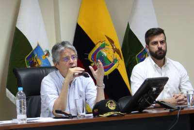 El presidente Guillermo Lasso (izq.) junto a Pablo Arosemena, ministro de Econom&iacute;a, en una reuni&oacute;n con alcaldes de Esmeraldas.