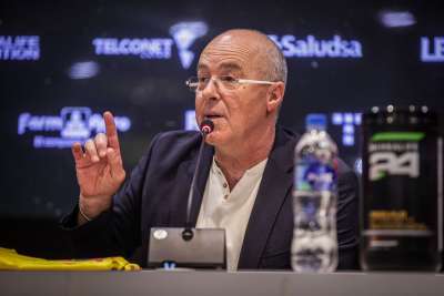 El delantero Ariel Nahuelp&aacute;n se estira para empujar la pelota en el segundo tanto y empate de Barcelona, el cual fue muy cuestionado por los jugadores sangolquile&ntilde;os.