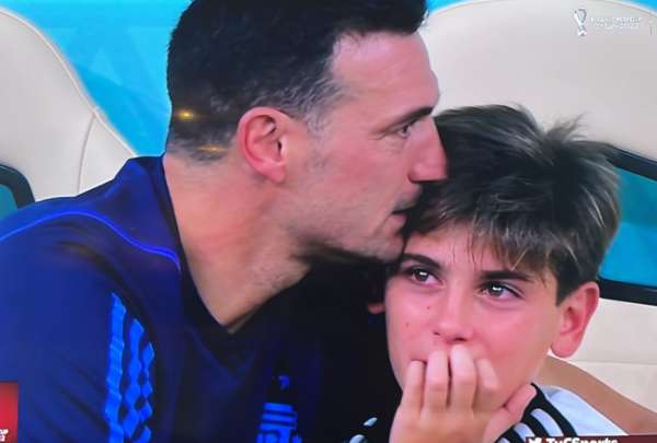 Lionel Scaloni disfrut&oacute; la clasificaci&oacute;n de Argentina junto con su hijo
