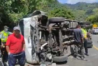 Un accidente en la v&iacute;a Al&oacute;ag-Santo Domingo dej&oacute; nueve personas heridas