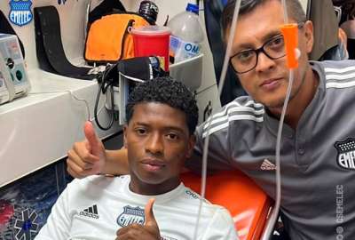 El jugador del Emelec ser&aacute; intervenido quir&uacute;rgicamente por la fuerte lesi&oacute;n que sufri&oacute; en el campo de juego. 