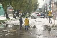 En las vías se registró acumulación de agua por las fuertes lluvias en el sur de Quito.