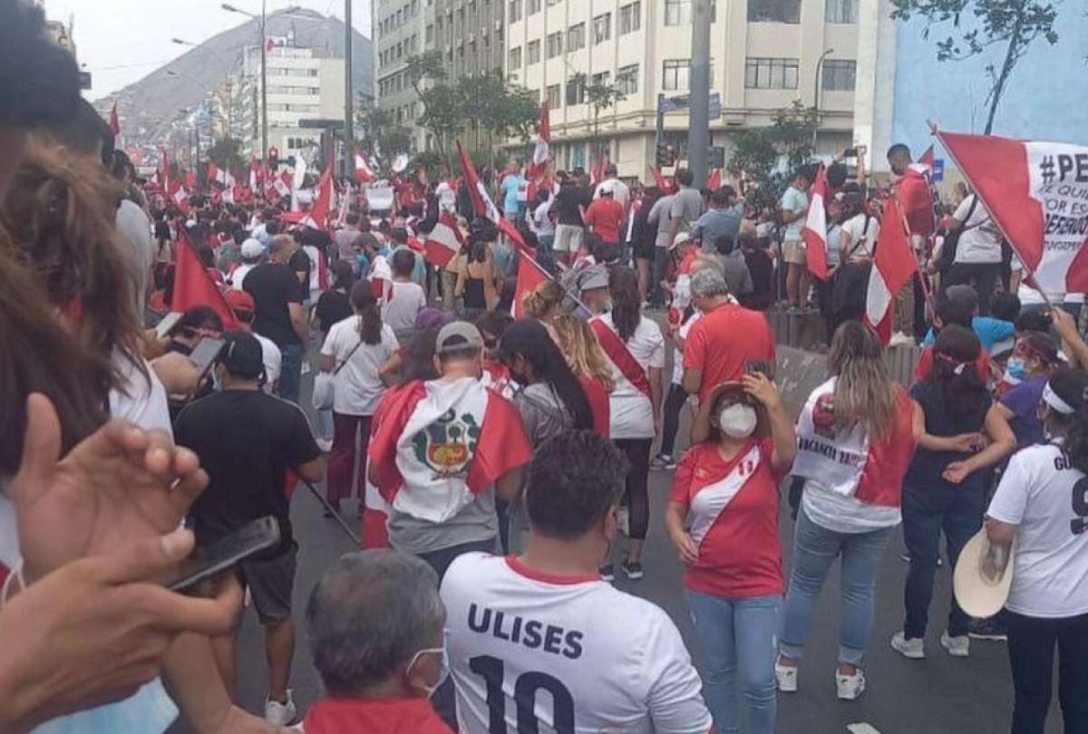 Dos manifestantes heridos por disparos de la Polic&iacute;a durante una protesta en Per&uacute;