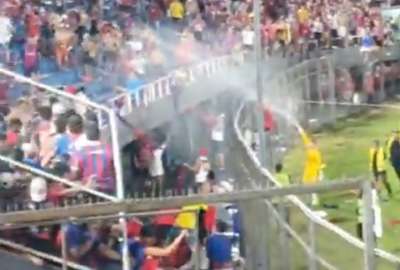 El portero de Cerro intent&oacute; calmarlos y al no ser escuchado decidi&oacute; tomar acciones mucha m&aacute;s 'h&uacute;medas'.