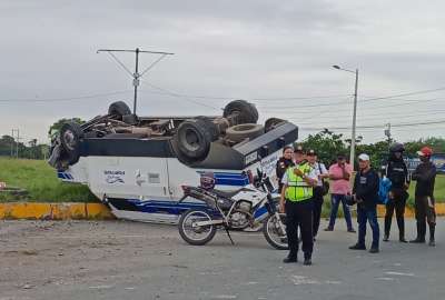 Comisi&oacute;n de Tr&aacute;nsito del Ecuador retir&oacute; de la v&iacute;a un veh&iacute;culo blindado que se volc&oacute; en Guayas