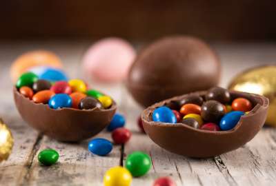 El precio del cacao contin&uacute;a en aumento. Este 27 de marzo de 2024 se cotiz&oacute; en USD 9.843 la tonelada m&eacute;trica. Este repunte, considerado hist&oacute;rico, est&aacute; influyendo a escala mundial en el costo del chocolate.